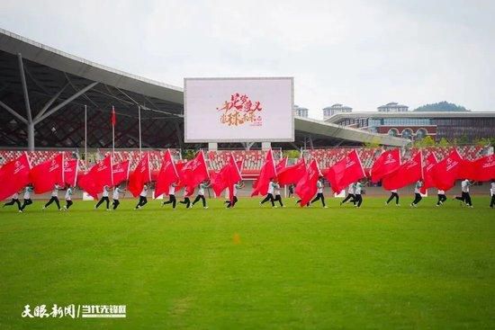 武当派莠民白眉道人、冯道德、雷山君等，勾搭清廷，甘受差遣来残杀武林中人，方世玉之怙恃方济亨、苗翠花，胡惠乾之父皆为雷等所杀；胡一次 寻仇不遂，为方所救，后随方往少林寺练就高强武功，影片最后少林与武当之武林同室操戈的画面，呈现一幕使人惊心动魄的年夜终局。